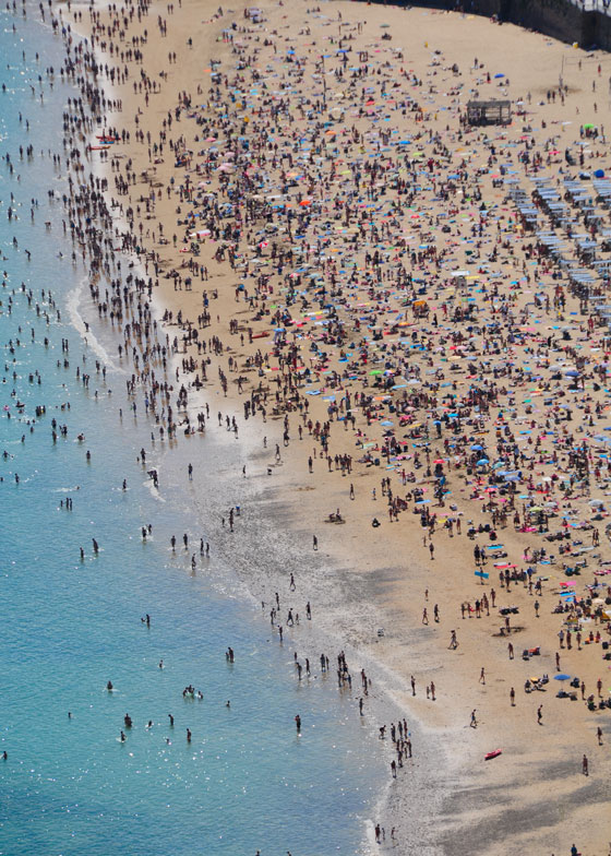 A beach full of people, showing the need for a shark repellent by creative thinkers (image © Blackeyedog/Thinkstock)