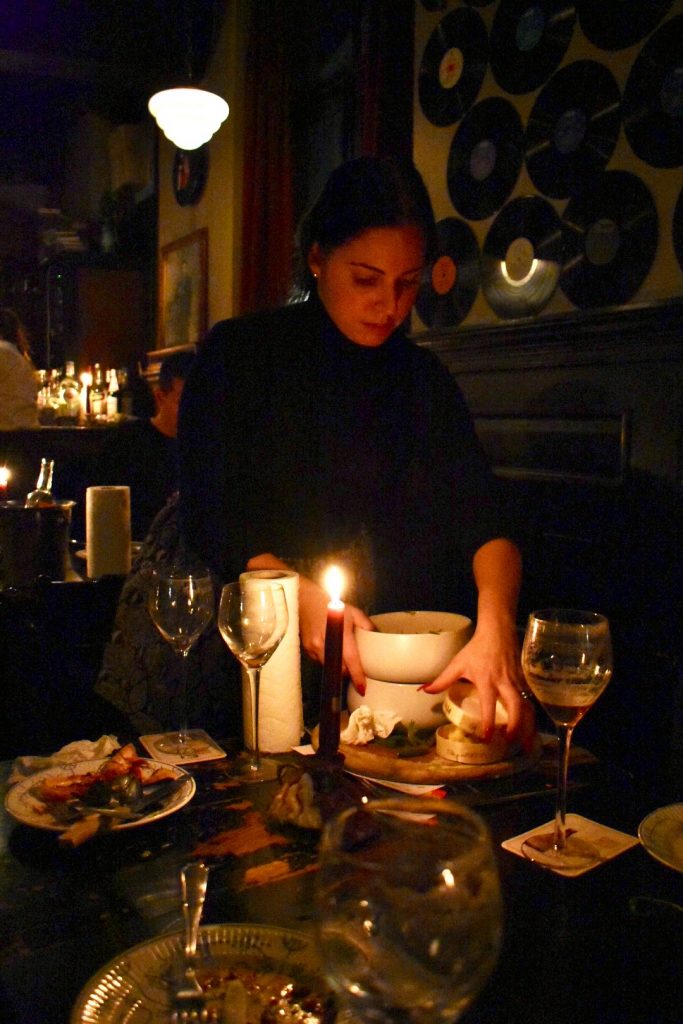 A candlelit restaurant in Bruges, Belgium inspires a reader of the bilingual food blog, Vertelle Mentjes. (Image © Joyce McGreevy)
