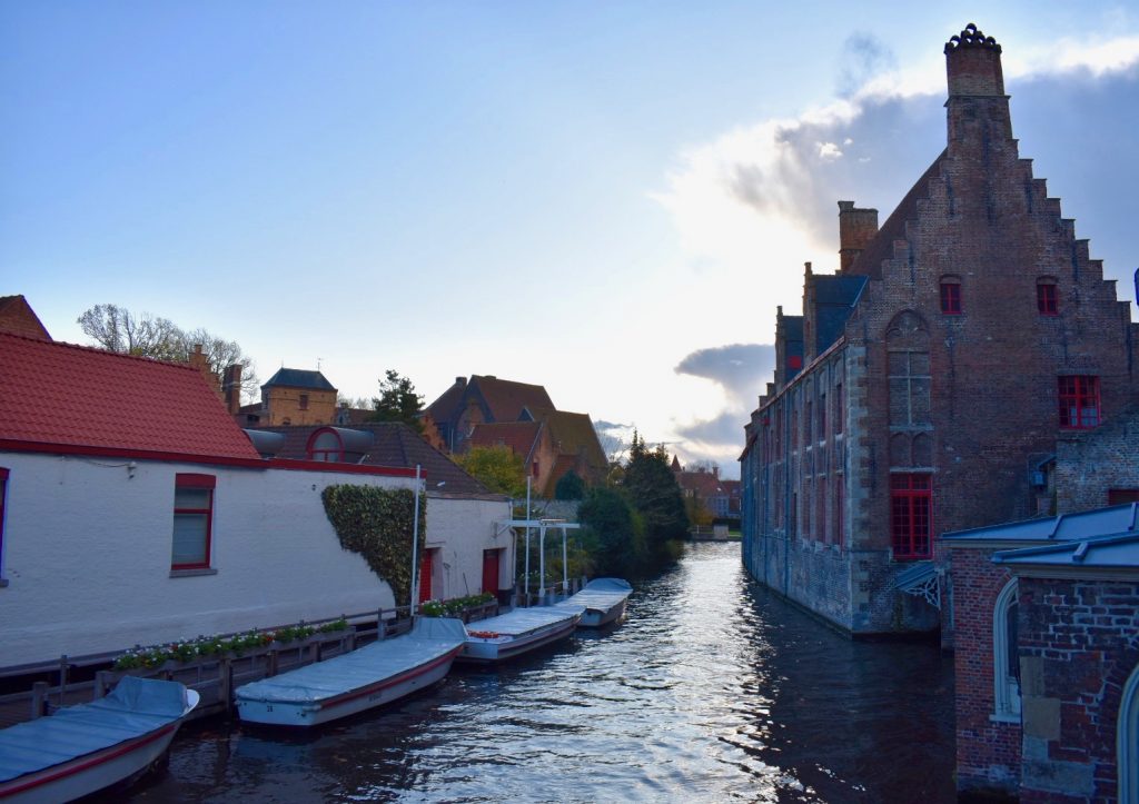 A tranquil canal view in Bruges inspires a bilingual writer in Belgium. (Image © Joyce McGreevy)