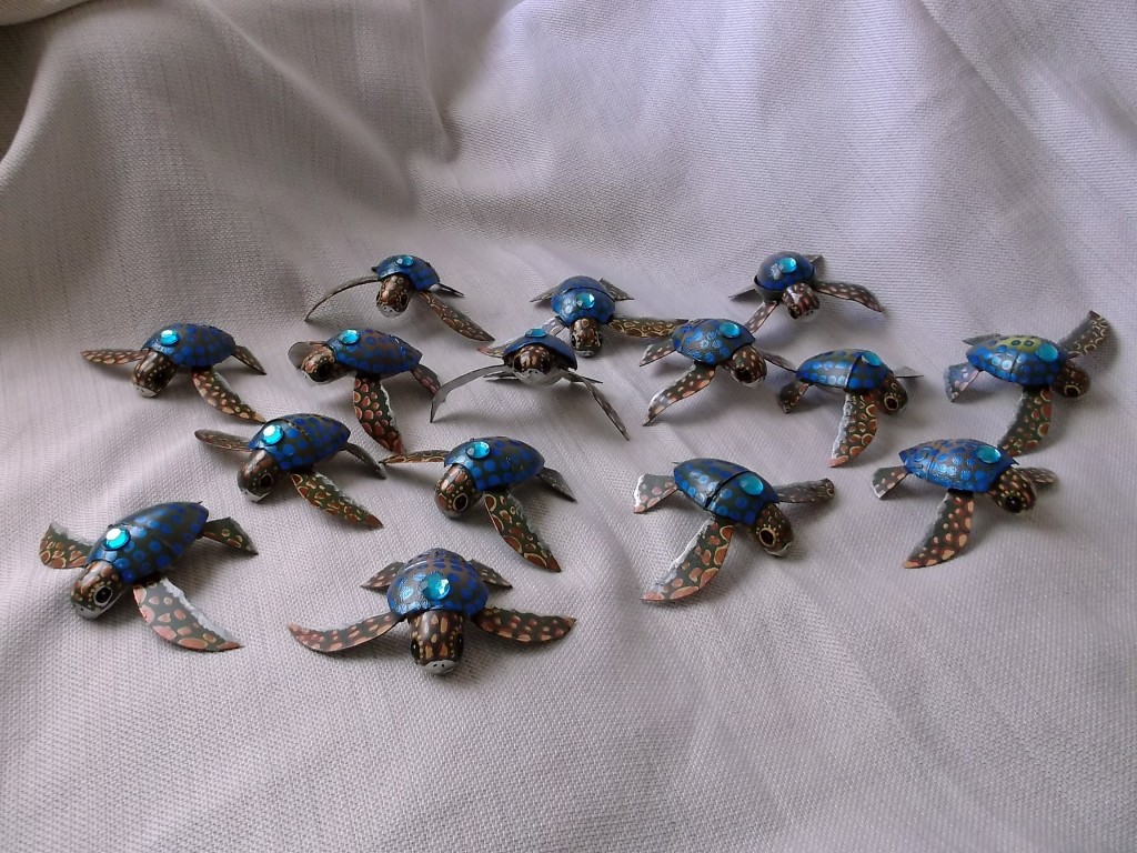 baby turtles by Claudio Garzón, showing a creative idea for recycled art