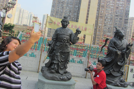 photographers taking pictures of statues show a way of seeing differently for creative inspiration