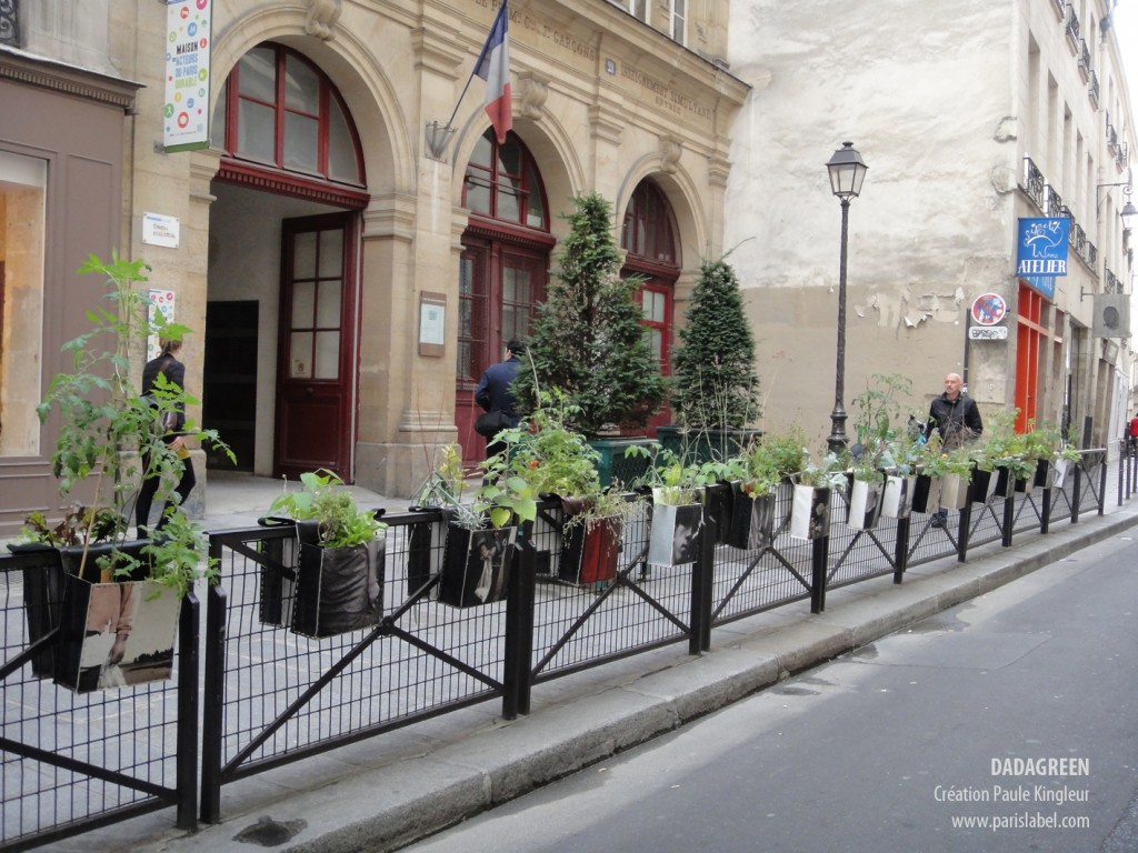 Dadagreen® flower boxes straddling urban railings, a creative idea in urban gardening. Image © Paule Kingleur