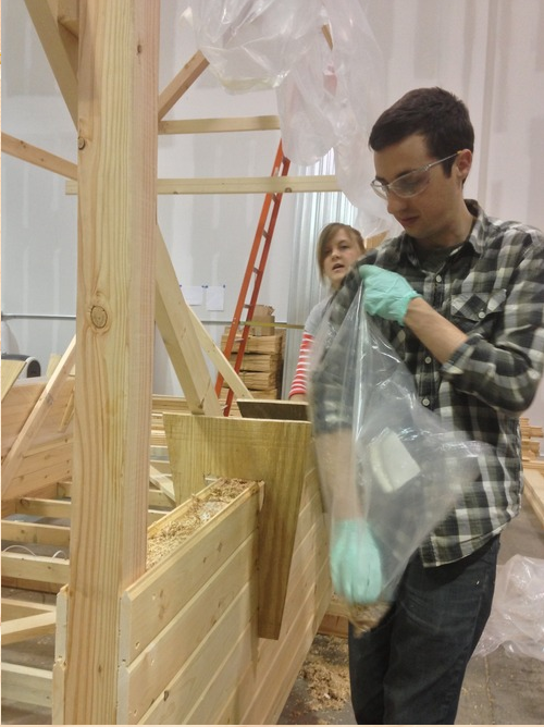 Filling the walls of the mushroom tiny house, an example of housing innovations