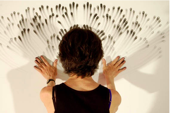 Judith Braun showing the creative process of finger drawing