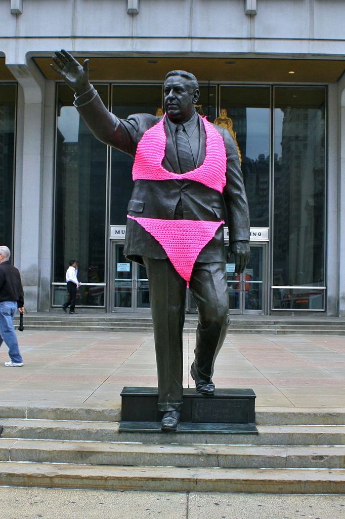 Yarn bombing of a Mayor Rizzo statue creates unusual public art. Image © Conrad Benner/Streetsdept