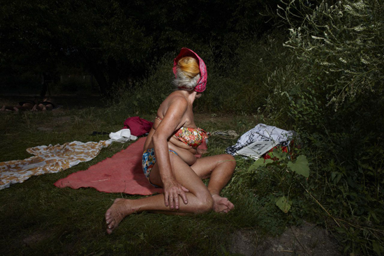 woman in bathing suit, one of the exceptional photographs capturing a moment and showing how to win a photo competition (Photo © Richard Ansett)