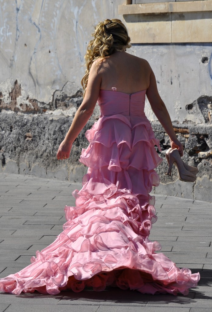 Bride walking without shoes, following a ceremony that reflected the cultural heritage of her life in Sicily. Image © Sheron Long.