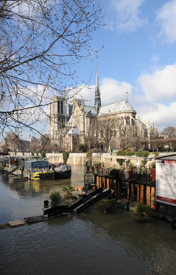 River barge with multiple planks to shore, showing life lessons and memorable moments from Paris in the 2013 year in review (Photo © Meredith Mullins)