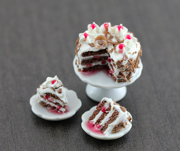 Black Forest cake: miniature food with amazing attention to detail. (© Shay Aaron)