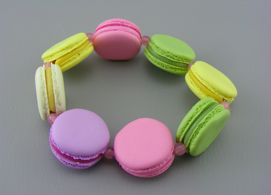 Macaron bracelet: miniature food with amazing attention to detail. (© Shay Aaron)