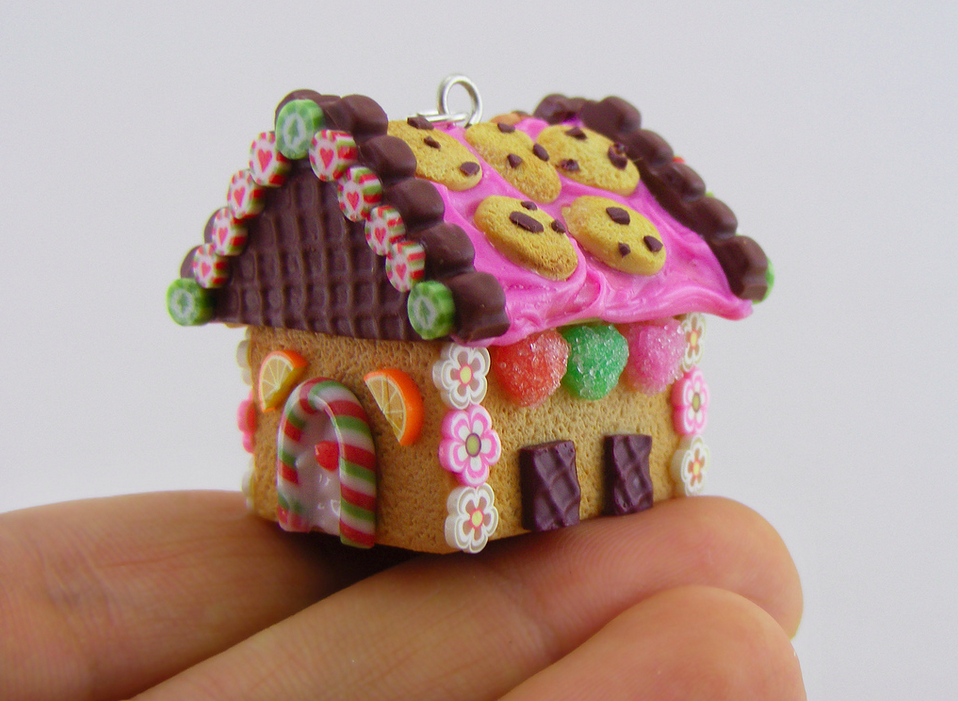 Gingerbread house: miniature food with attention to detail. (© Shay Aaron)