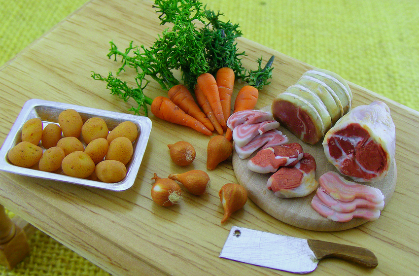 Miniature meat, potatoes, onions, and carrots: miniature food with amazing attention to detail. (© Shay Aaron)