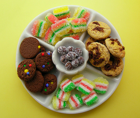 Platter of cookies: miniature food with amazing attention to detail. (© Shay Aaron)