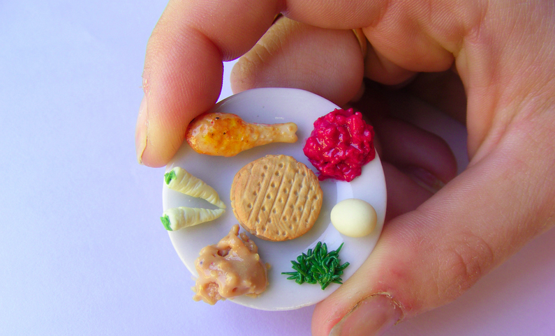Seder plate, miniature food with amazing attention to detail. (© Shay Aaron)