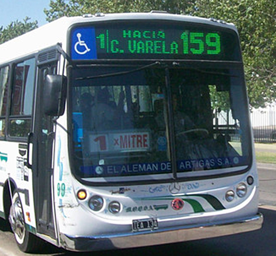 A digital bus sign in Buenos Aires lacks the design inspiration of signs with vintage fonts. (Image © Bruce Goldstone)