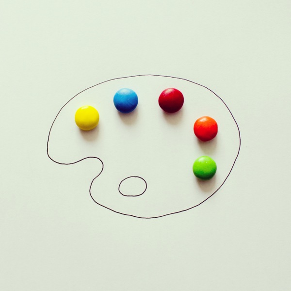 Drawing of an artist's palette with M&Ms placed as the paint, all from the creative mind and imagination of Javier Pérez who sees things differently. (Image © Javier Pérez)