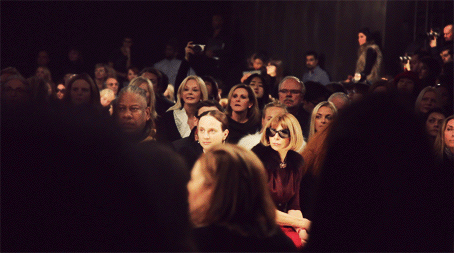 A cinemagraph of Anna Wintour at a fashion show, illustrating the beauty of correct vision and natural vision. (Image © Jamie Beck and Kevin Burg)