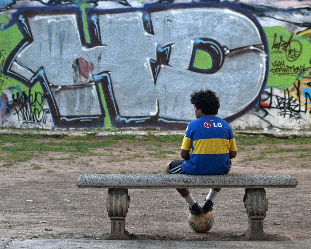 Mural in Buenos Aires, Argentina, illustrating how street art appreciation thrives on interactions with the public. (Image © Bruce Goldstone)