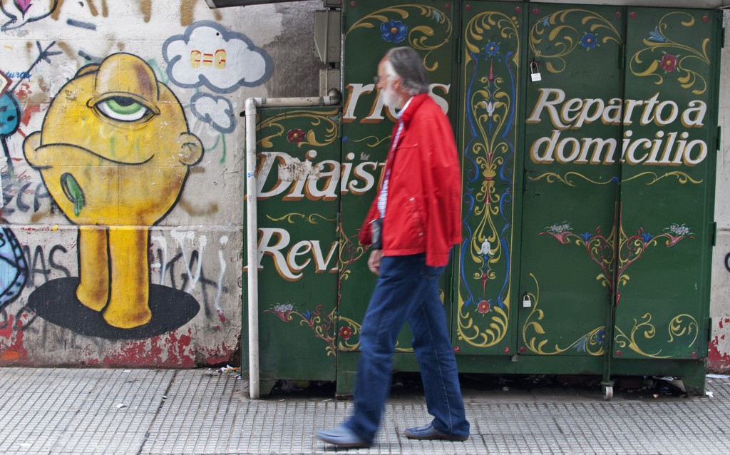 Mural in Buenos Aires, Argentina, illustrating how street art appreciation thrives on interactions with the public. (Image © Bruce Goldstone)