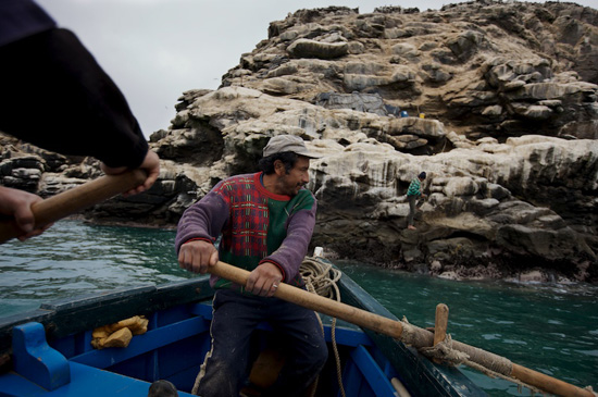 Men rowing in Peru to extract bird droppings for fertilizer, life lessons in survival via photojournalism (Photo © John Stanmeyer)