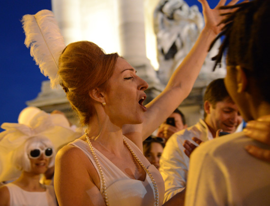 Opera singer at the Dîner en Blanc (Photo © Meredith Mullins)