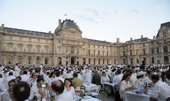Dîner en Blanc crowd in front of Louvre, a way to live life to the fullest (Photo © Meredith Mullins)