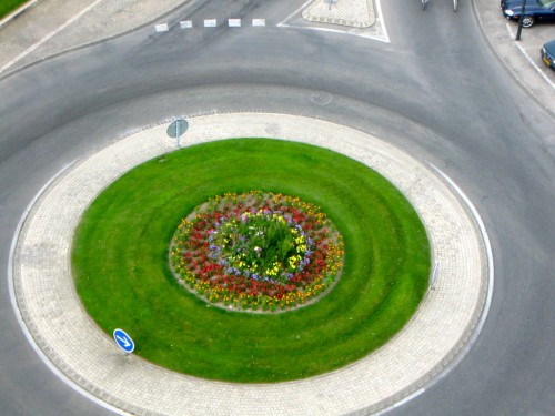 Traffic circle in Tarascon, France, illustrating a life-changing idea more likely to be accepted by someone with a bilingual brain. (Image © Sheron Long)