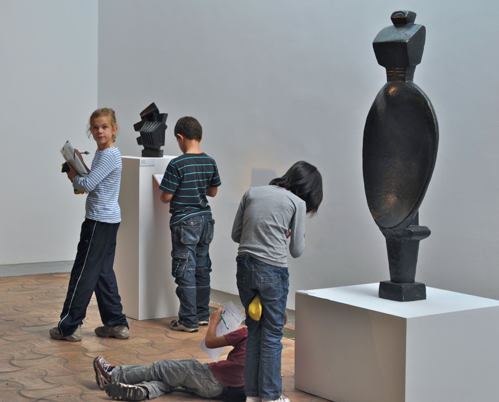 School children sketching sculptures develop an emotional connection to art. (Image © Sheron Long)