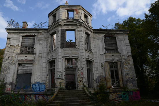 Abandoned chateau in Goussainville, a place that shows the art of traveling without preconceptions (Photo © Meredith Mullins)