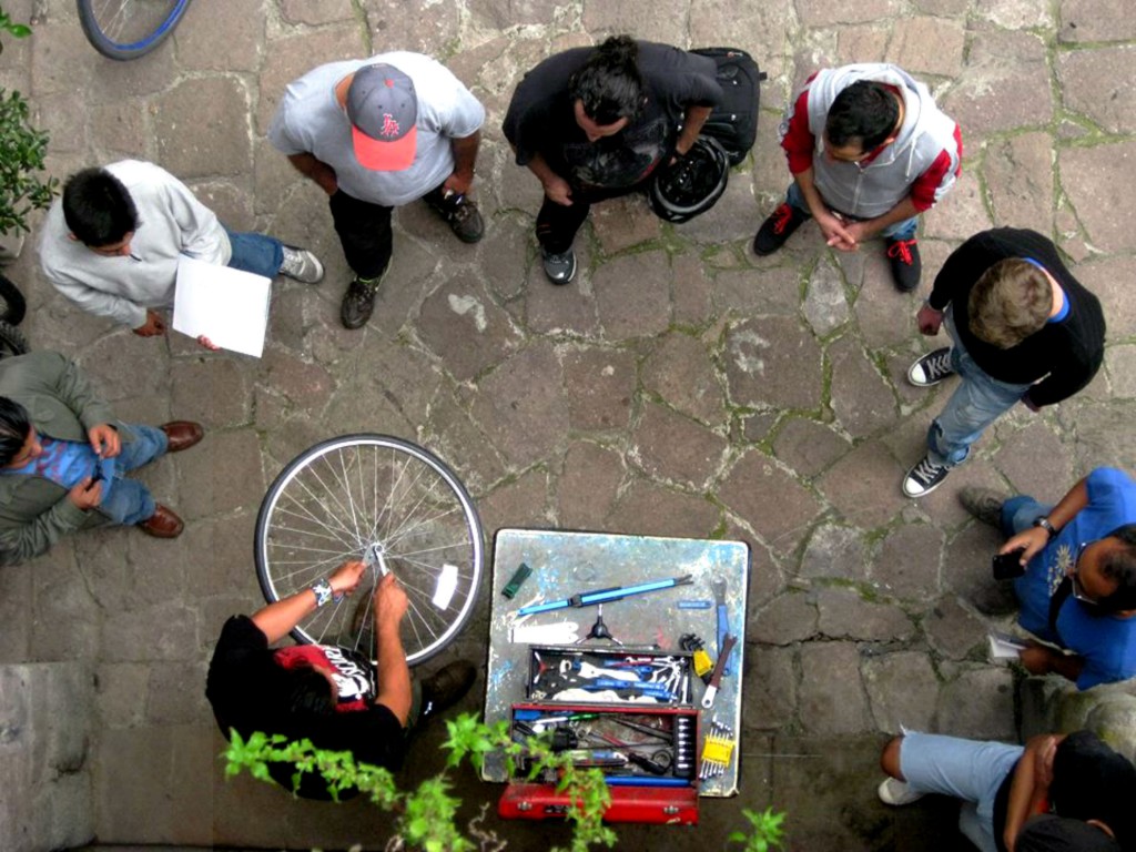 Repair class in a bike co-op that is part of a larger cyclist movement. (Image © Ernesto Asecas)