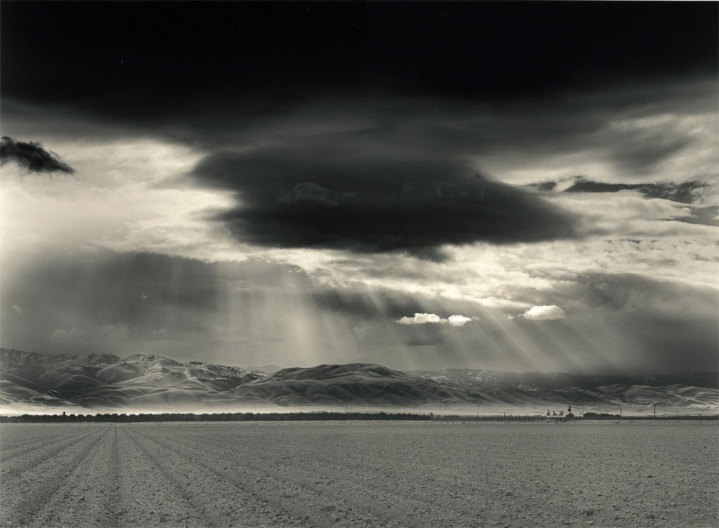 Landscape photography (Valley before the Rain) by Roman Loranc showing a slice of California scenery, a coming thunderstorm. (Image © Roman Loranc)
