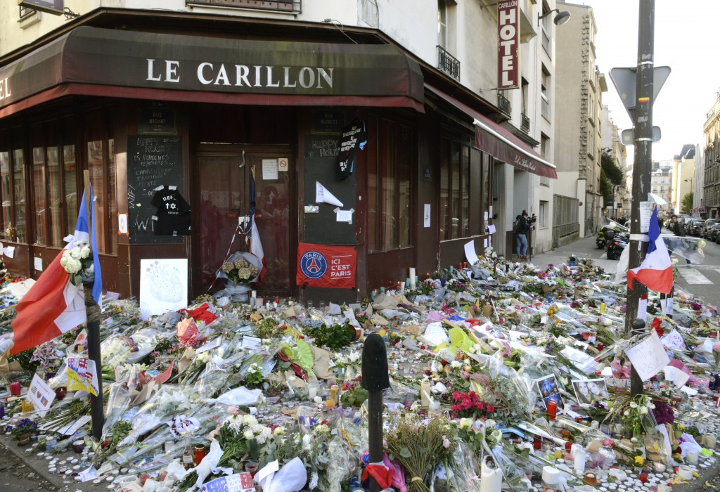 Le Carillon, one of the sites of Paris attacks of 13 November, with flowers and messages showing the spirit of French cultural beliefs. (Image © Meredith Mullins)