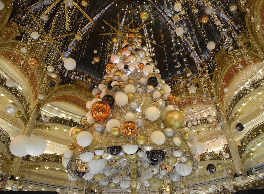Christmas tree at the Galeries Lafayette in Paris, one of the holiday traditions around the world that shows the beauty of cultural differences. (Image © Meredith Mullins.)