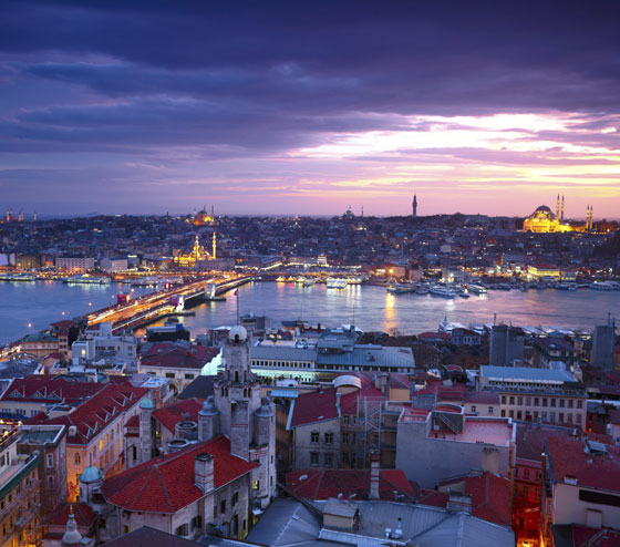 The Bosphorus strait is the backdrop to the many rich aspects of Turkey’s cultural heritage, including the Turkish tradition of street cats in Istanbul. (Image © silverjohn/ iStock)