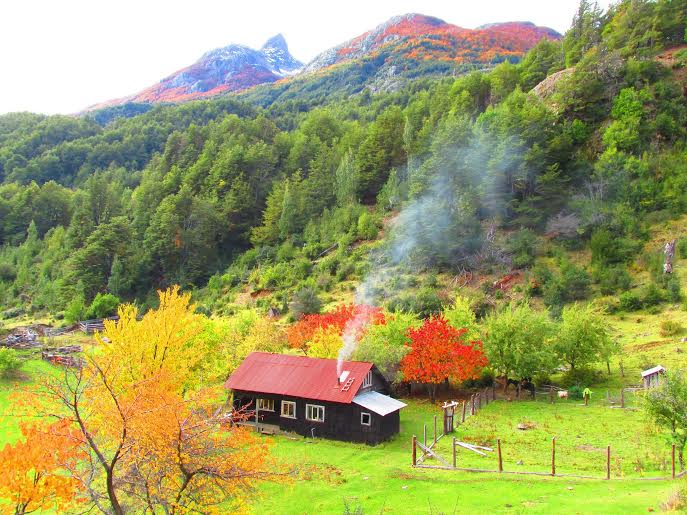 A house in the countryside with mountains, showing the WWOOF education of a global citizen (image © courtesy of WWOOF.net