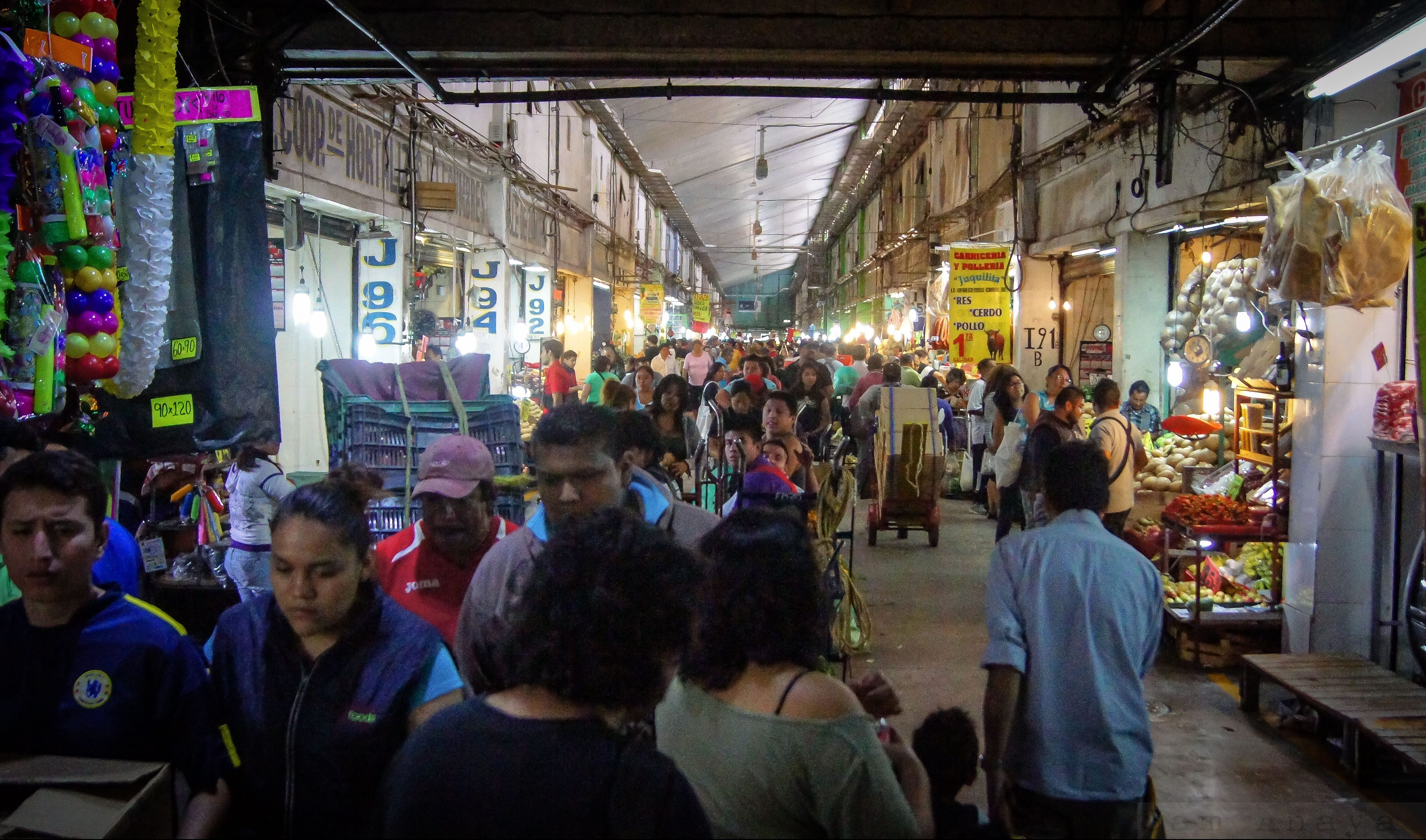 Inside a hall packed with people at Central de Abasto, the world's largest wholesale market where Mexico's cultural heritage is also on display. (image © Sam Anaya A.)