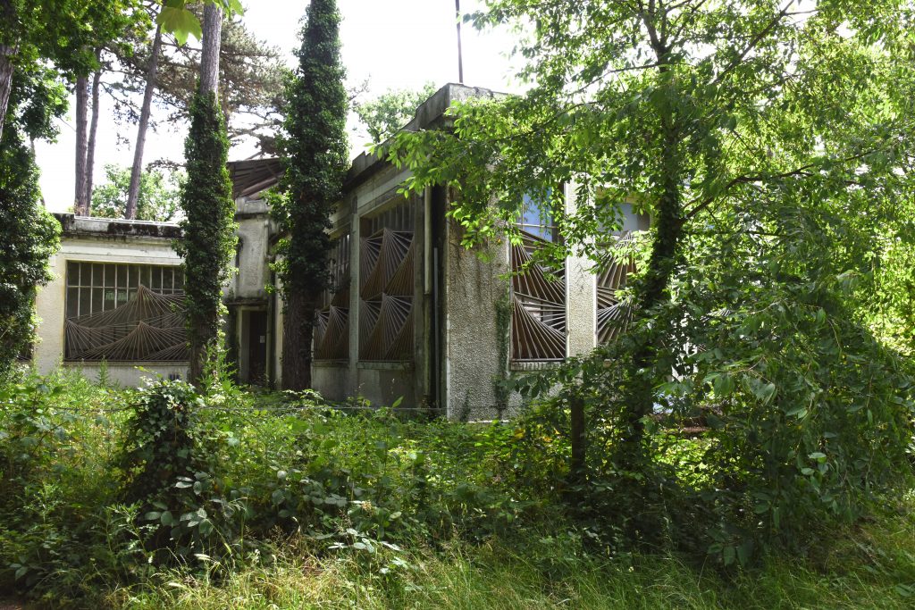 Tunisia Pavilion at the Jardin d'agronomie Tropicale, one of the hidden gardens of Paris where visitors are traveling the world. (Image © Meredith Mullins.)