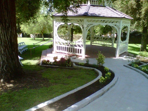 A gazebo in Brand Park, Glendale, California is one of the charming discoveries that await seekers of urban peace and quiet. (Public domain)