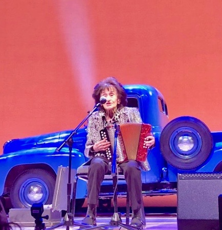 Renowned musician Antonia Apodaca performing at Nuesta Musica inspires audiences in Santa Fe, New Mexico. (Image © Joyce McGreevy)