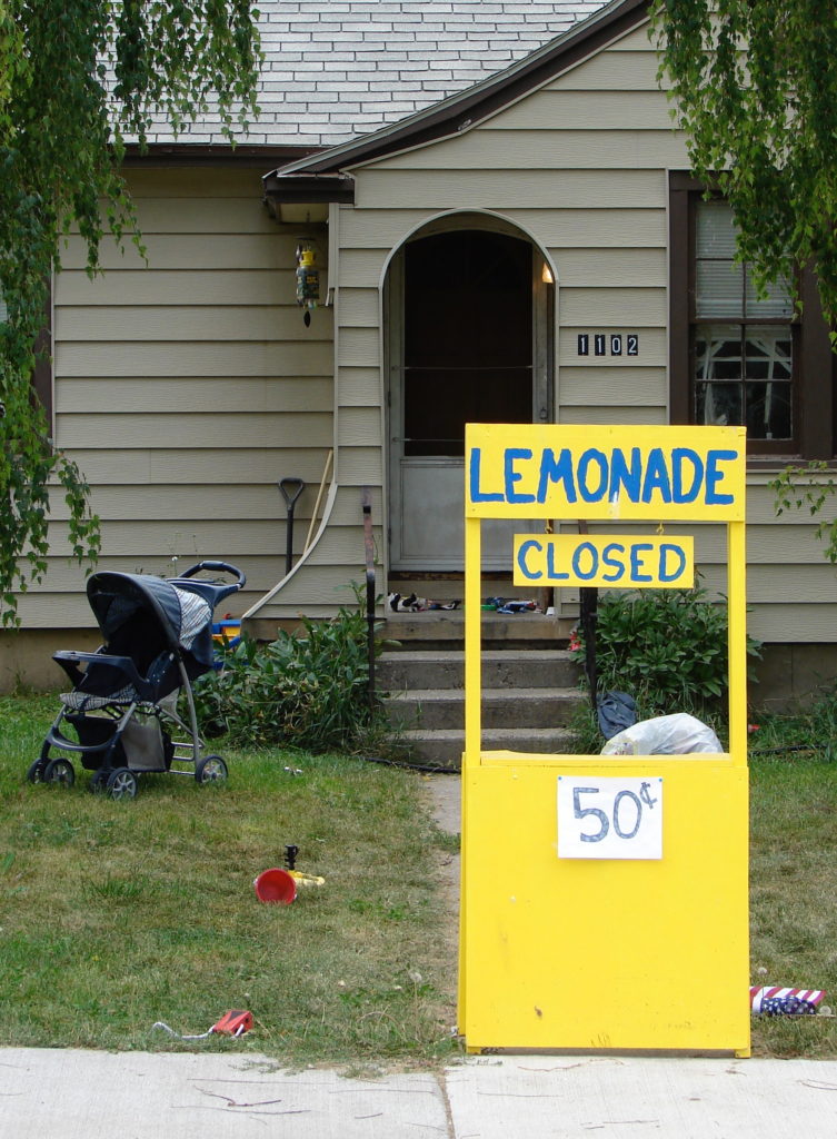 Lemonade stand, one of the roadside signs and roadside attractions, encouraging the art of travel. (Image © DMT.)
