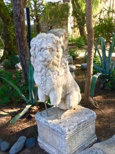 An ancient stone lion in Bodrum, Turkey inspires art-centric travel tips as a writer checks in about lessons learned from traveling full time. (Image © Joyce McGreevy)