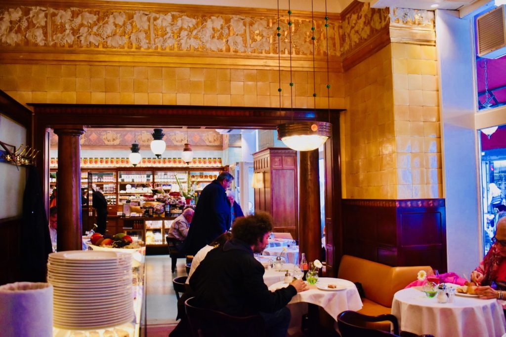 Diners at a restaurant in Vienna remind a writer that travel tips and travel advice don’t outrank personal travel discoveries. (Image © Joyce McGreevy)