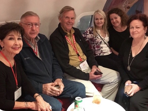 Trans World Airlines alumni flight attendant Yvonne Greenwood, TWA pilots Mike Fliniau and Ron Kleiboeker and TWA pilot’s daughters Erin Bevando, Margie Cozad, Joyce McGreevy share travel memories at the TWA Reunion. (Image © Jim Greenwood)