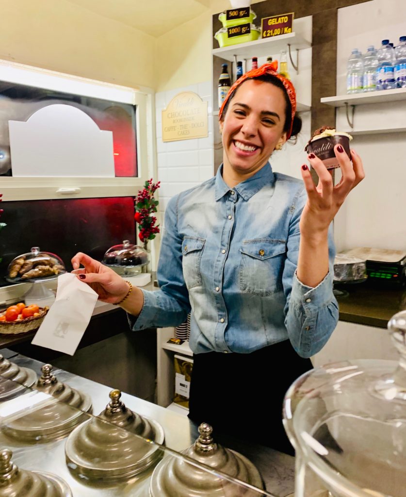 A woman serving gelato reminds the writer that Italian wordplay includes many Italian food idioms—that aren’t about food. (Image © Joyce McGreevy)