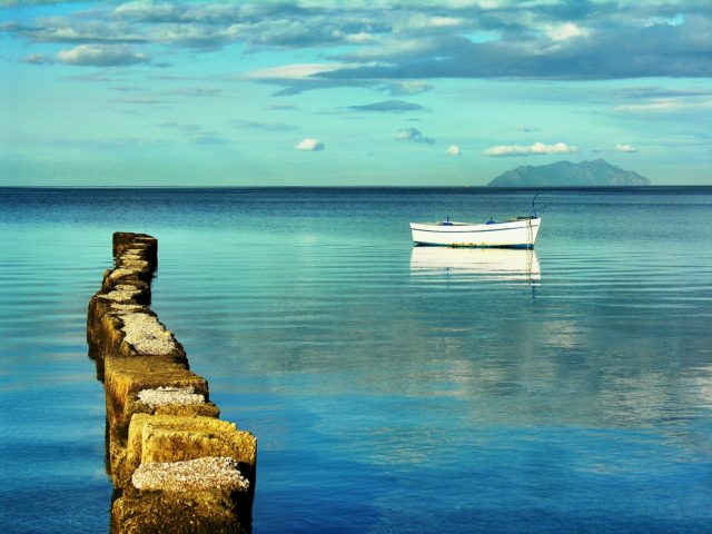 Coastal Sicily, the home of fictional detective Montalbano, is a popular destination for armchair travelers who read mystery novels. (Image by Giuseppe Costanza/ Pxhere)