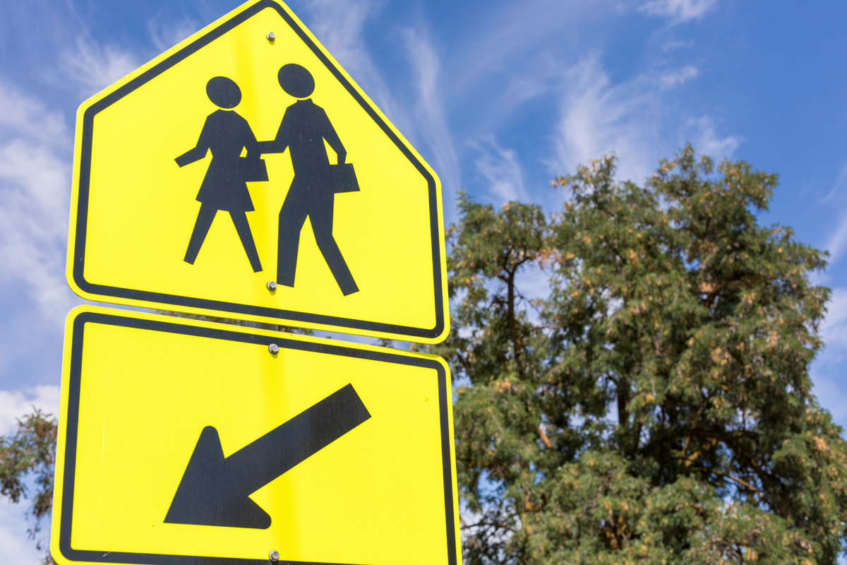 Change sign. Знак Школьная зона в Бельгии. School Zone outside.