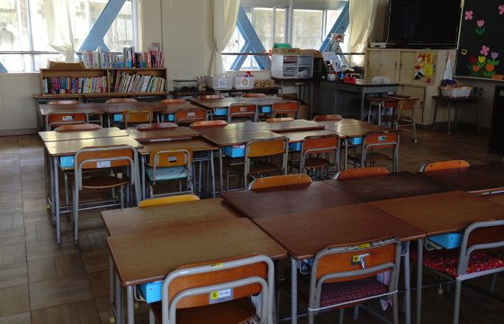 Interior view of desks in a Japanese classroom to illustrate a setting where students study other languages as they build a bilingual brain. (Image © Mercado2/Pixabay)